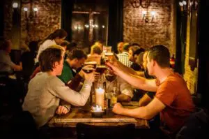 Groep mensen proosten met bier