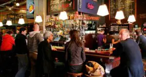 Borrelende mensen in café-restaurant De Zwarte Ruiter