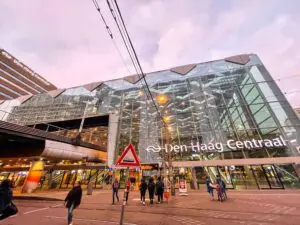 Den Haag Centraal Station, Met het openbaar vervoer naar en door Den Haag