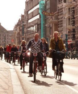 Fietsende mensen in Den Haag